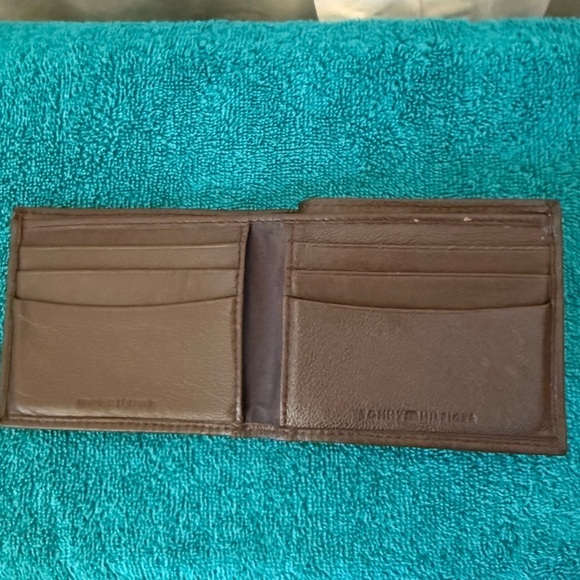 Tommy Hilfiger Mocha Bi-Fold Men's Wallet - Picture 5 of 7